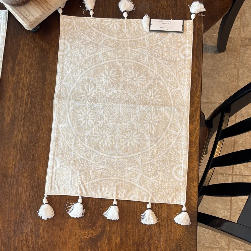 NEW! 6 Threshold Quality & Design Beige & White Placemats‎ W/Tassels